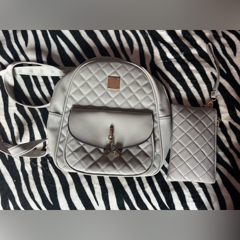 βΌοΈβΌοΈSOLD βΌοΈβΌοΈElegant Gray Quilted Backpack and Wristlet Set
